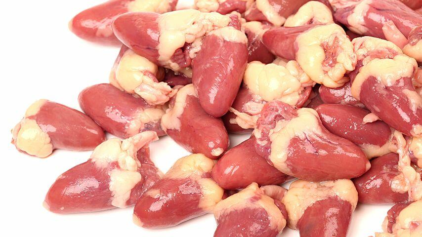 Experts recommend that the best way to serve chicken hearts to your dogs is raw due to it being more natural Experts recommend that the best way to serve chicken hearts to your dogs is raw due to it being more natural