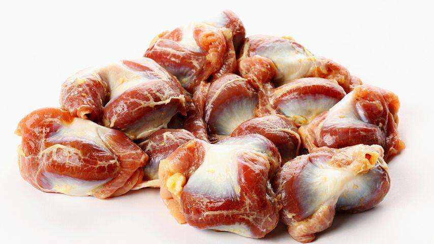 It's best to serve chicken gizzards raw to your dogs as they're the most nutritious in that state It's best to serve chicken gizzards raw to your dogs as they're the most nutritious in that state